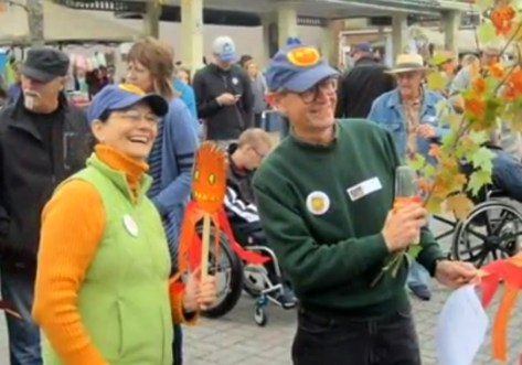 Sandra and Ron get ready for the StoryMob.
